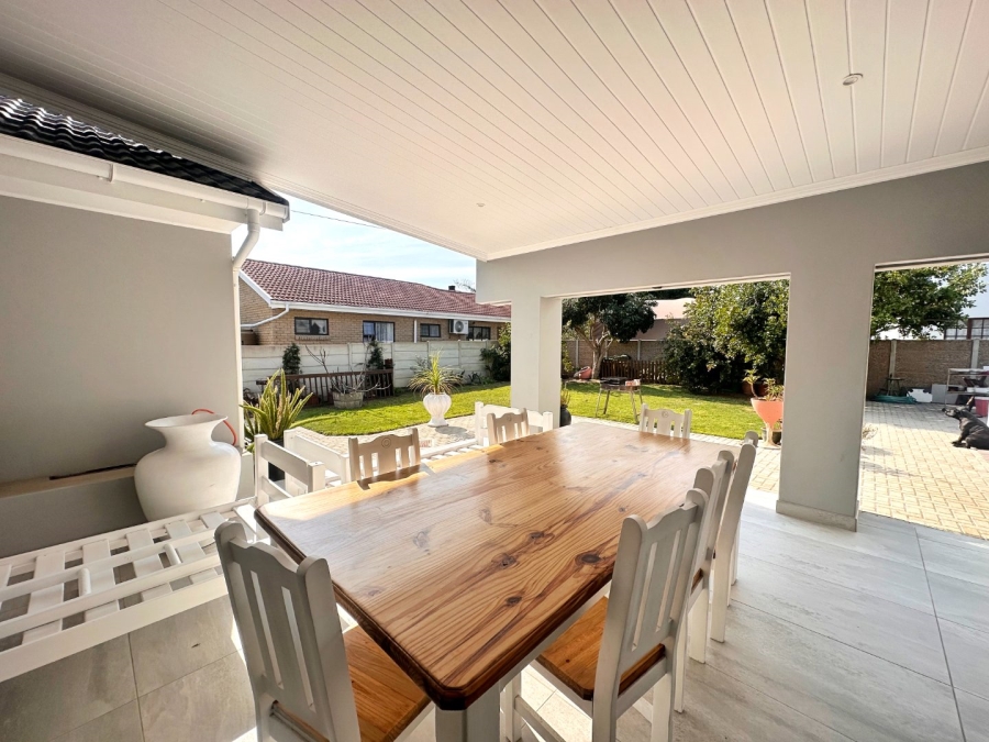 5 Bedroom Property for Sale in Fraaiuitsig Western Cape